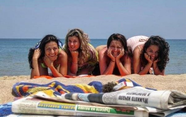 Ще познаете ли тези известни българки в предизвикателна поза на плажа? Ето ги и днес СНИМКИ