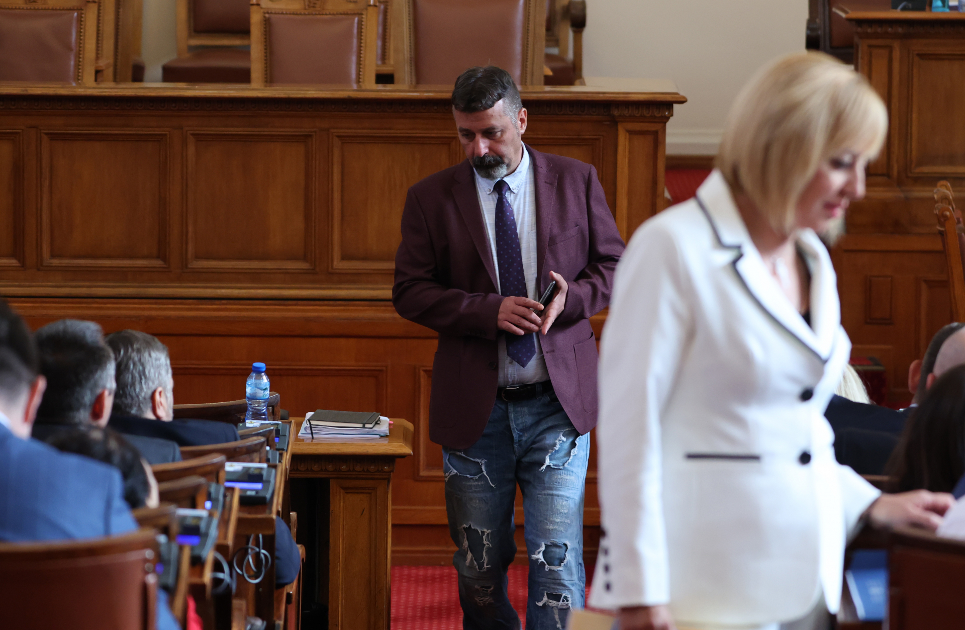 Вижте защо посрещнаха с аплодисменти Филип Станев днес в парламента СНИМКИ