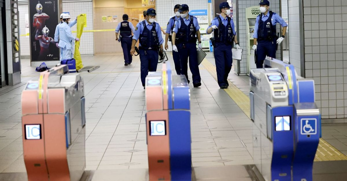 Кърваво нападение в метрото в Токио ВИДЕО
