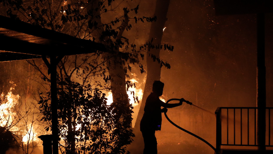 Тежка нощ в Гърция заради пожарите