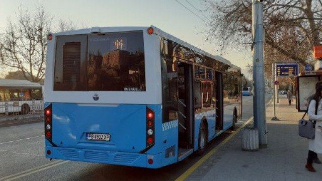 Екшън в Пловдив! Шофьор на автобус наби спирачки и хукна да събира пари от пътя, а после...