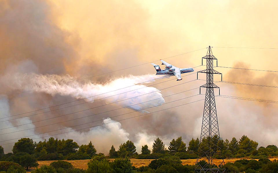 Кошмарен инцидент със самолет насред огнения ад в Гърция СНИМКИ 