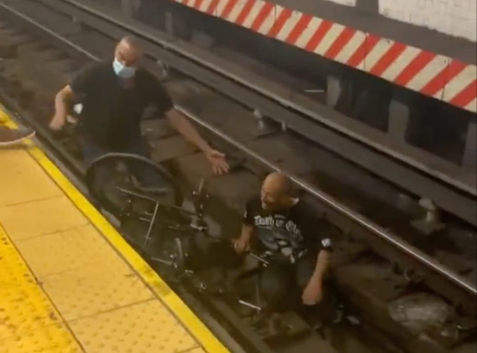 Мъж герой скочи на релсите на метрото, за да спаси паднал инвалид ВИДЕО