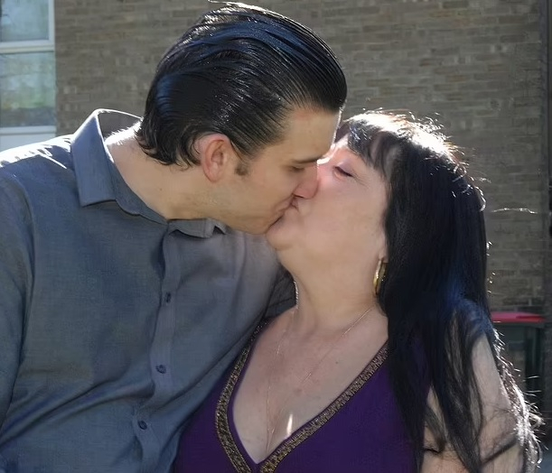 45-г. жена се влюби в 16-г. момче и живее с него вече 15 години СНИМКИ