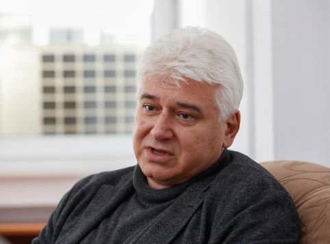 Професор по конституционно право каза какво ще се случи с мандата на Слави