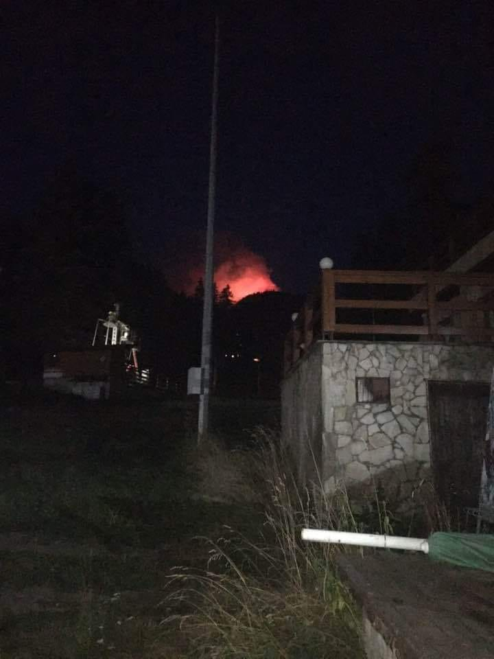 Страховито ВИДЕО! Огненият ужас в Боровец поглъща гората, местните...