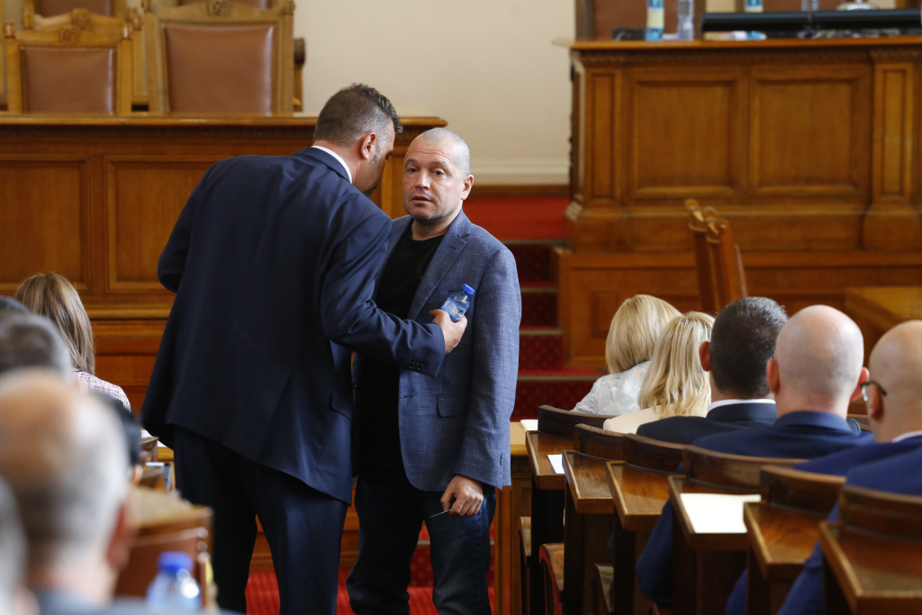 Разкол в ИТН? Двама чужди емисари съблазнявали депутати на Слави с министерски постове в кабинет с третия мандат  