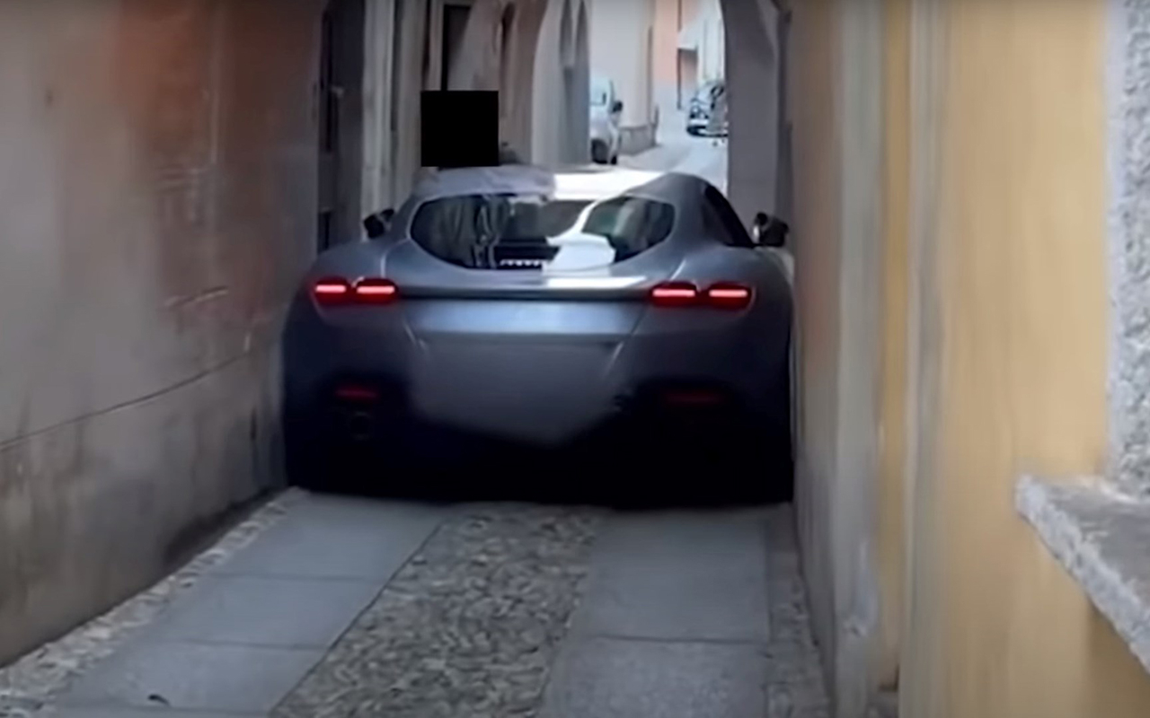 Баровец заклещи Ferrari Roma в тясна уличка и няма измъкване ВИДЕО
