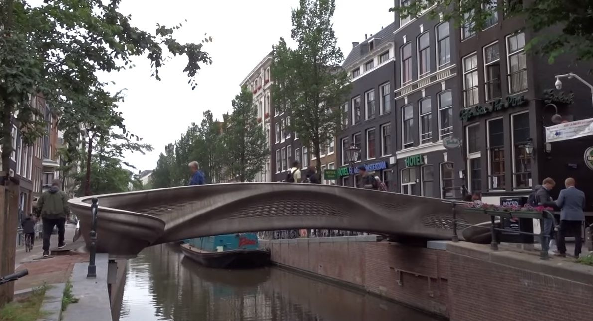 Отпечатаха на 3D истински пешеходен мост – туристите вече минават по него ВИДЕО