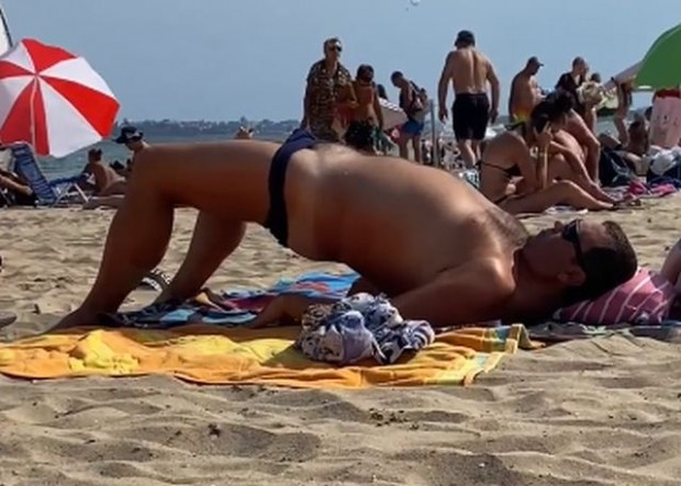 Пълен шаш: Плажуващ с полусвалени бански чупи стойки на Слънчака ВИДЕО