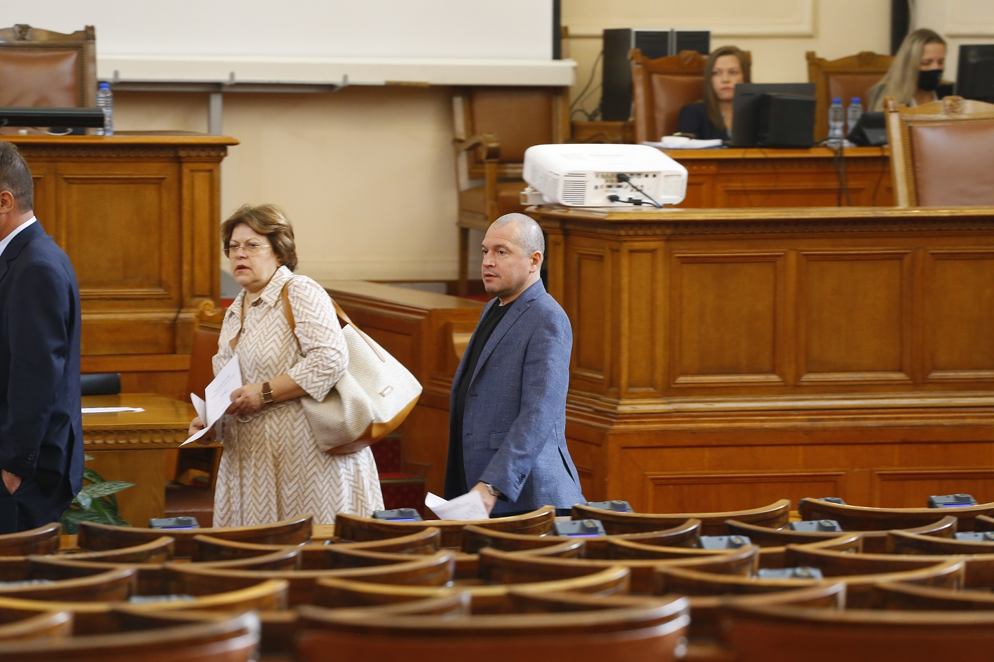 Тошко Йорданов и Ива Митева спретнаха неочаквано бесен скандал в Народното събрание
