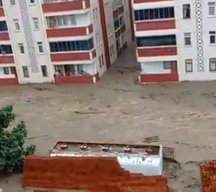 Потоп: Расте броят на жертвите на наводненията в Турция ВИДЕО