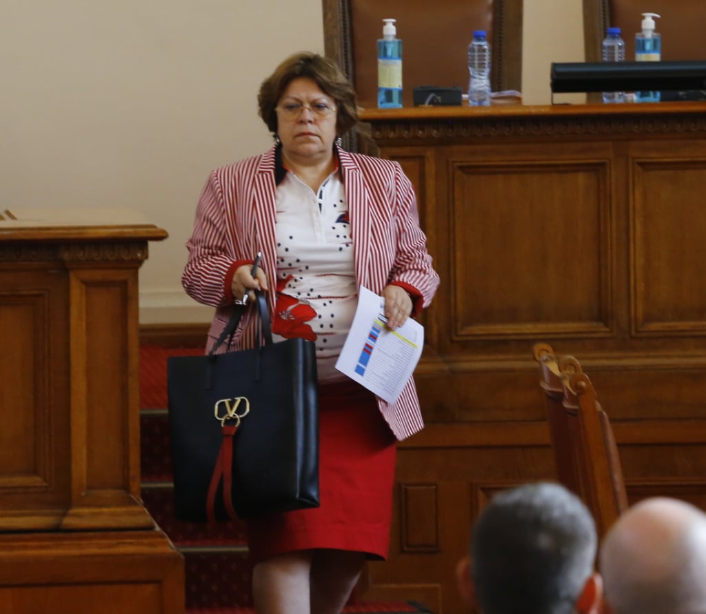 Дончева се оплете с партенката на Бабикян за проф. Герджиков и мрежата кипна