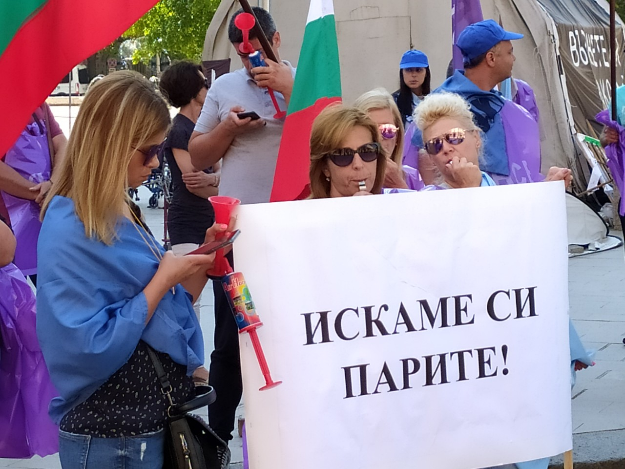 Напрежението ескалира: Протест и блокада в центъра на София и АМ „Тракия" заради хората на Радев СНИМКИ