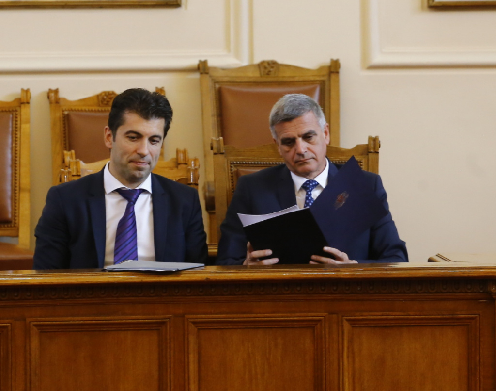 Нов раздор в коалицията: ДБ привиква Янев, беснее и заради скандала с ДС съветниците