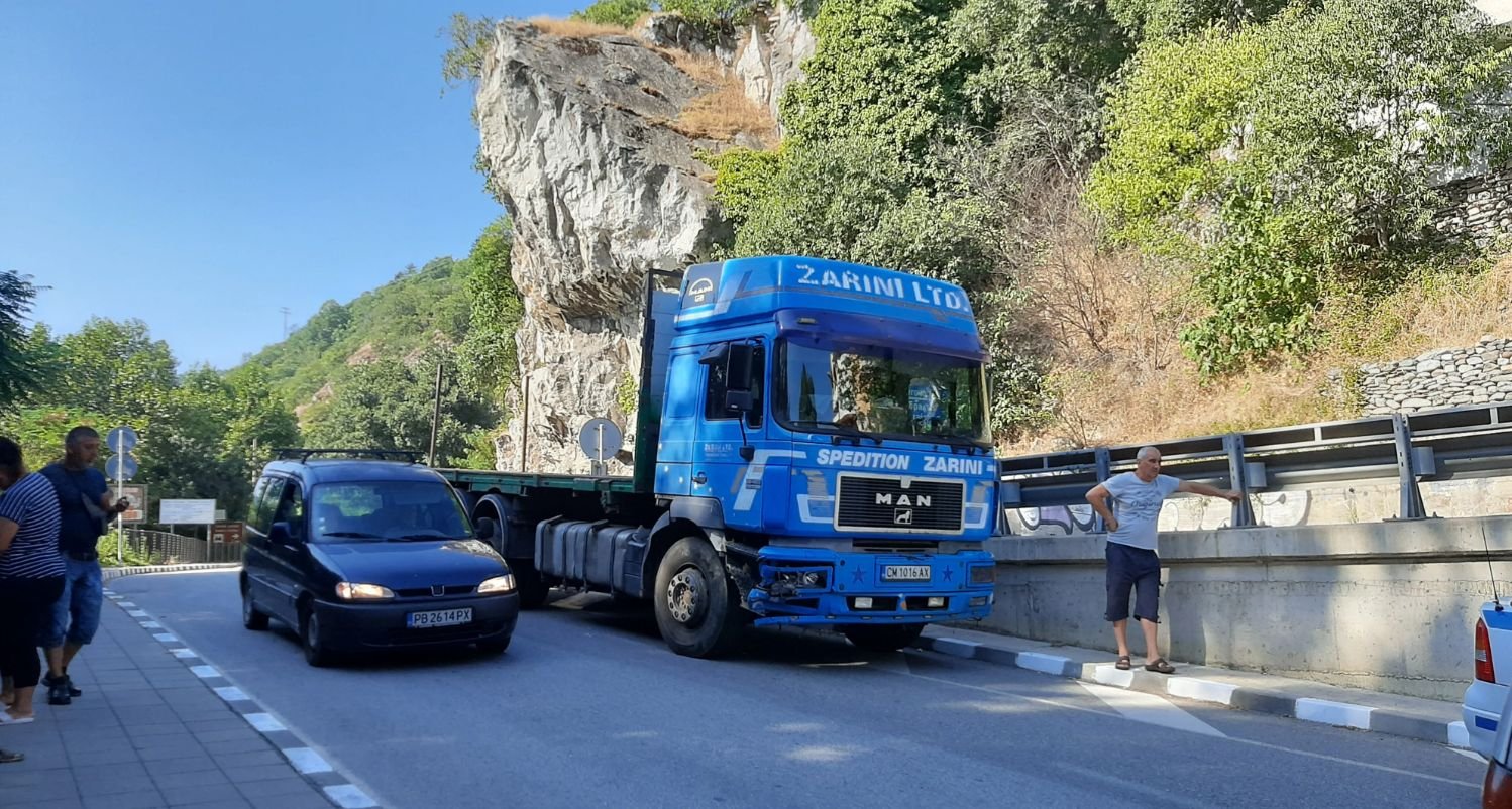 Само ден след кървавата баня в Драгоман, нов ужас с тир и кола, този път край Асеновград ВИДЕО