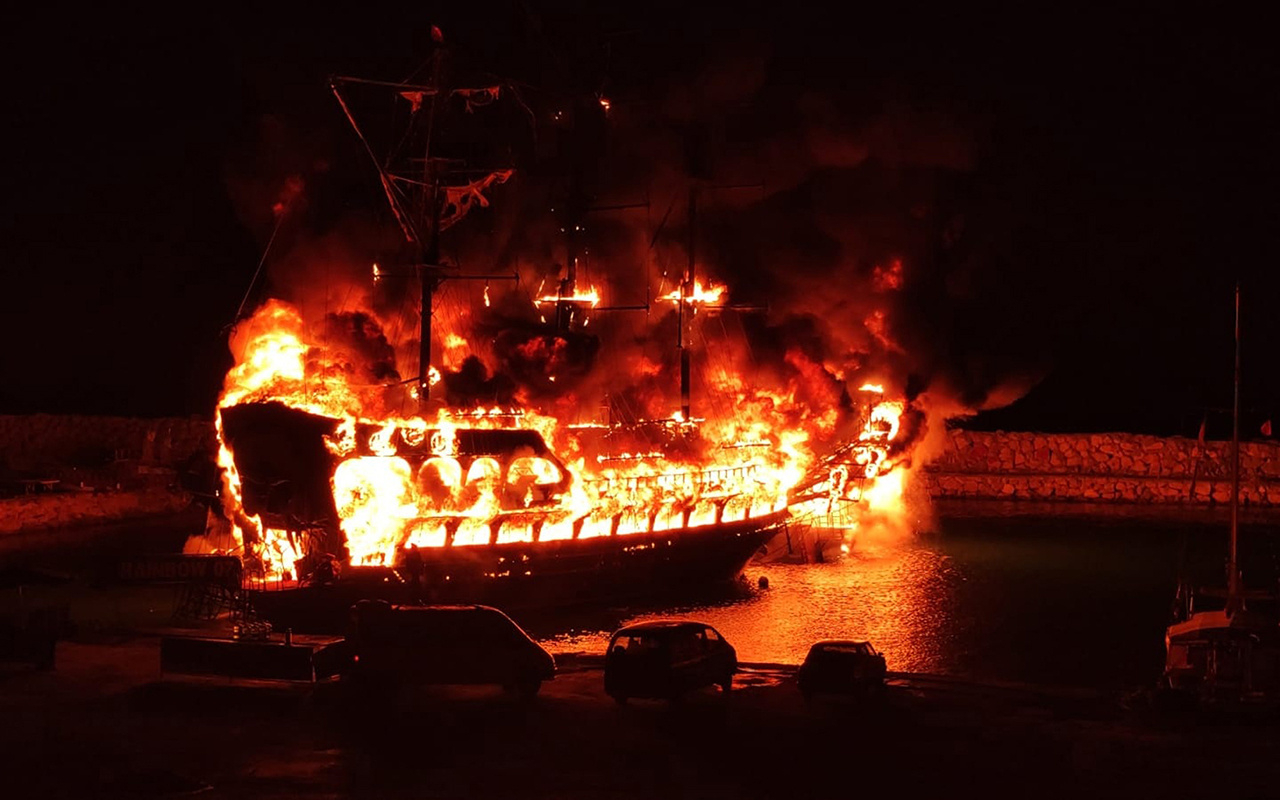 Инцидент: Флотилия от екскурзионни кораби се запали в турски курорт ВИДЕО