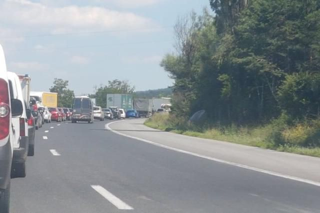 Липса на пари стопира ремонта на пътя София-Перник, километрично задръстване ВИДЕО