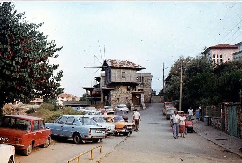 Снимка на вятърната мелница в Созопол от 1983 г. взриви мрежата