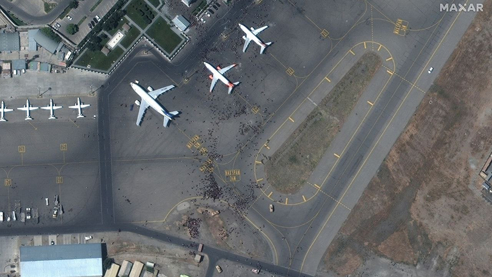 Трагедията на летището в Кабул в една СНИМКА 