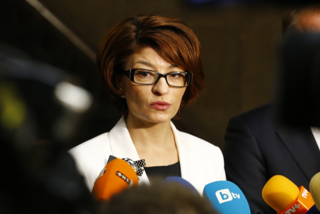 Десислава Атанасова с остри думи за бюджет 2022 