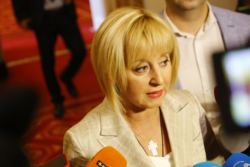 Манолова се жалва, не си починала след закриването на парламента