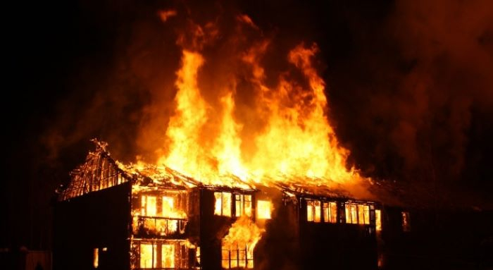 Мълнии подпалиха българско село, като по чудо не стана най-лошото ВИДЕО