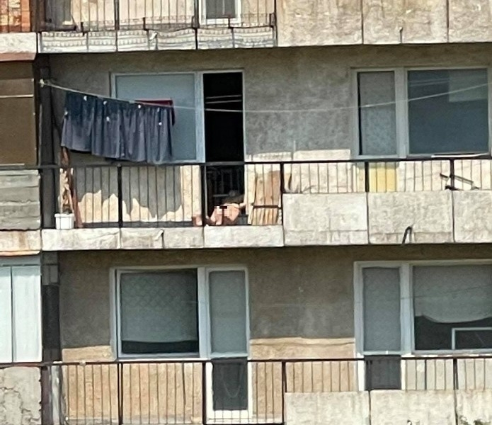 Без свян! Врачанка се пече чисто гола на балкона си СНИМКИ 18+