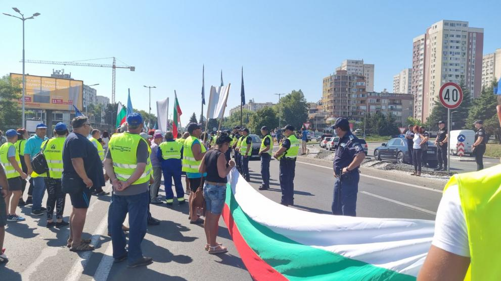 Протестите ескалираха: Две магистрали и изходът на Бургас са блокирани ВИДЕО