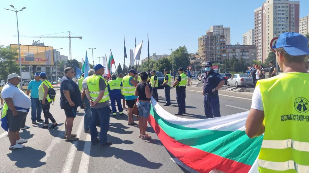 Протестите ескалираха: Две магистрали и изходът на Бургас са блокирани ВИДЕО