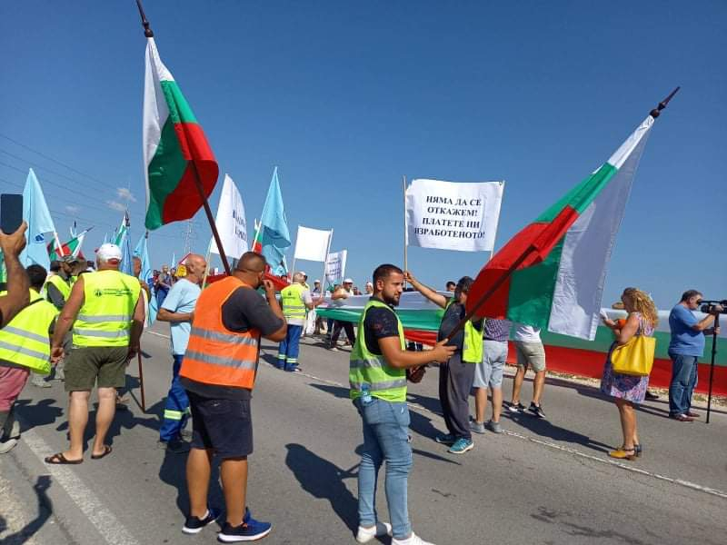 Протестите ескалираха: Две магистрали и изходът на Бургас са блокирани ВИДЕО