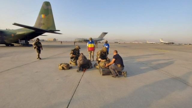 Българин успя да се измъкне от Кабул със самолет на румънските ВВС СНИМКИ