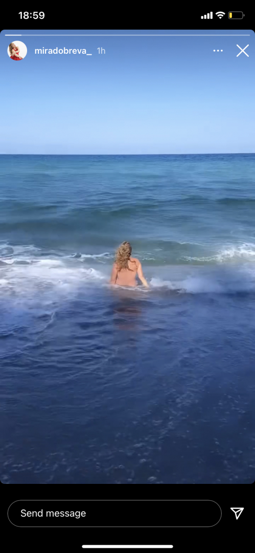 Мира Добрева лъсна чисто гола, но кой я снима в тази поза на плажа СНИМКИ 18+
