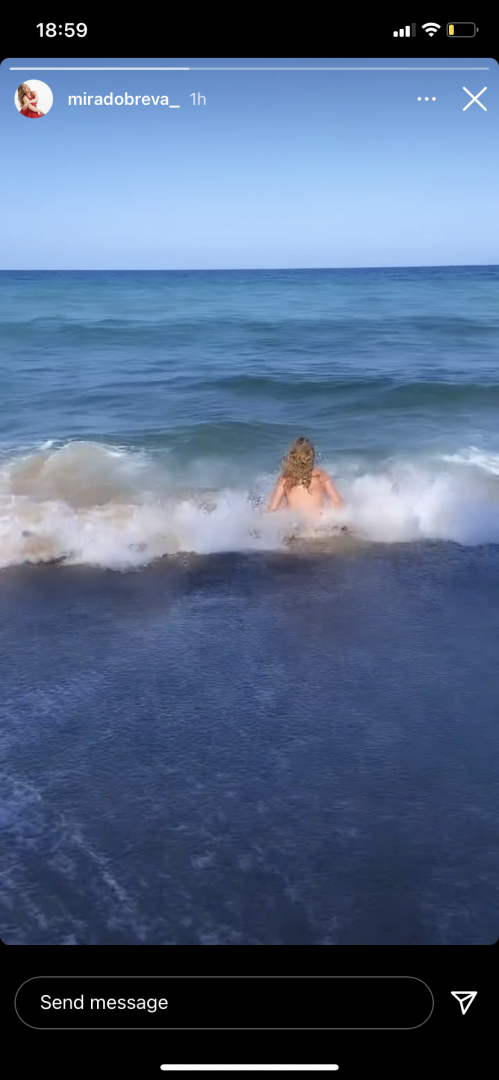 Мира Добрева лъсна чисто гола, но кой я снима в тази поза на плажа СНИМКИ 18+