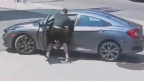 Зрелищни ВИДЕА: Боец от ММА спипа крадец в колата си