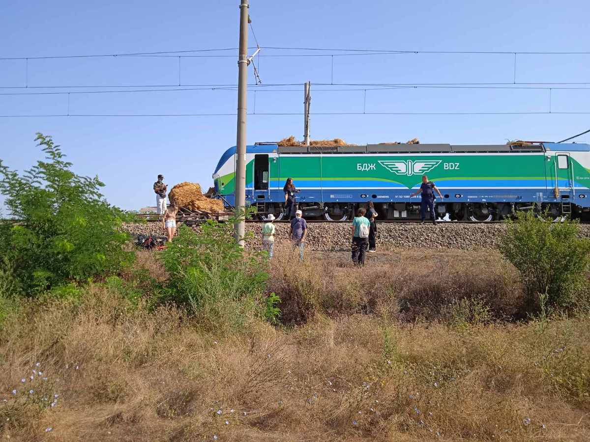 Влакът Бургас-София, пълен с пътници, блъсна камион край Карнобат СНИМКИ