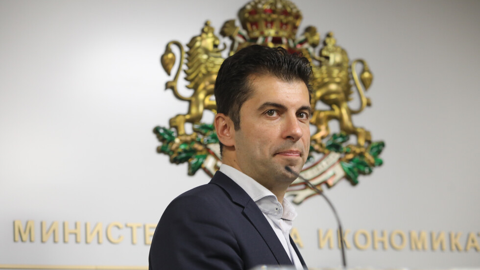 Министър Петков пробва да замаже скандала с канадското си гражданство ДОКУМЕНТ