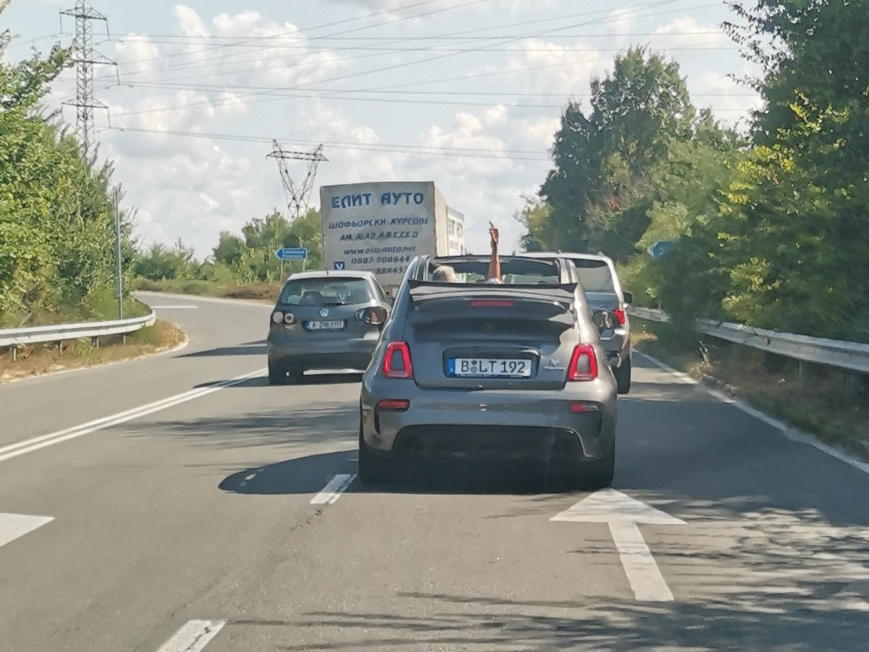 Ужас: Бесен джигит вилня на пътя Бургас-Созопол, блъсна кола, а после ... ВИДЕО