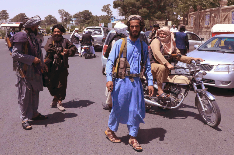 Талибаните приклещват и бичуват хората, които носят....