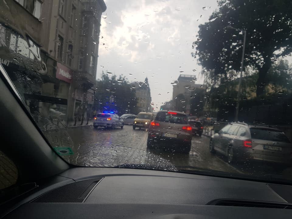 Започна се! Меле след меле в София насред проливния дъжд СНИМКИ 