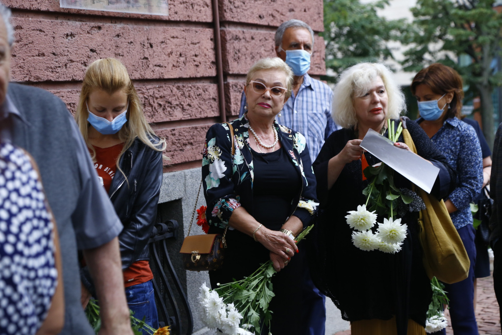 Политици и актьори скърбят за грандамата на театъра Виолета Бахчеванова СНИМКИ
