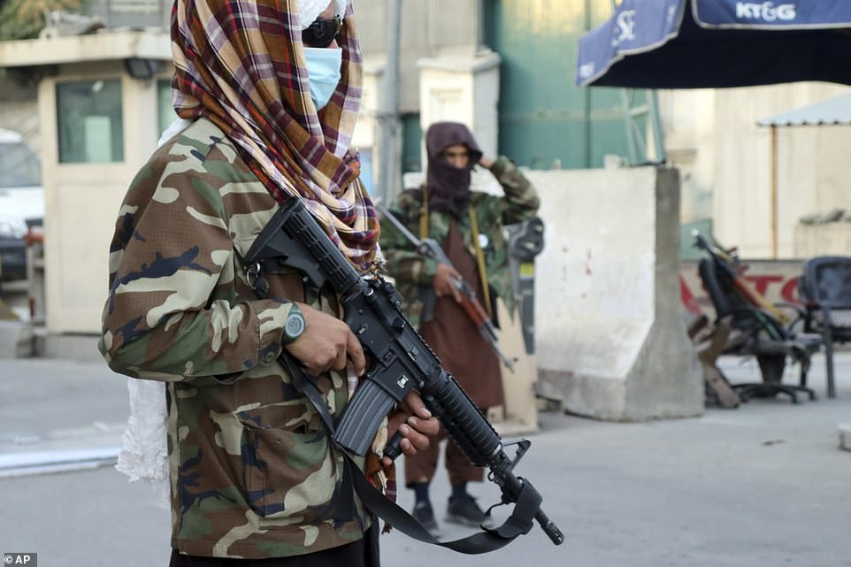 Атентатор самоубиец се взриви на летището в Кабул, десетки трупове СНИМКИ
