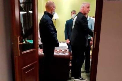 Руски полицаи нахлуха по тъмна доба в хотелската стая на фронтмена на "Рамщайн"