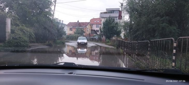 Мощна сутрешна буря връхлетя София, наводнени улици и квартали без ток! СНИМКИ
