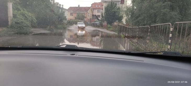 Мощна сутрешна буря връхлетя София, наводнени улици и квартали без ток! СНИМКИ