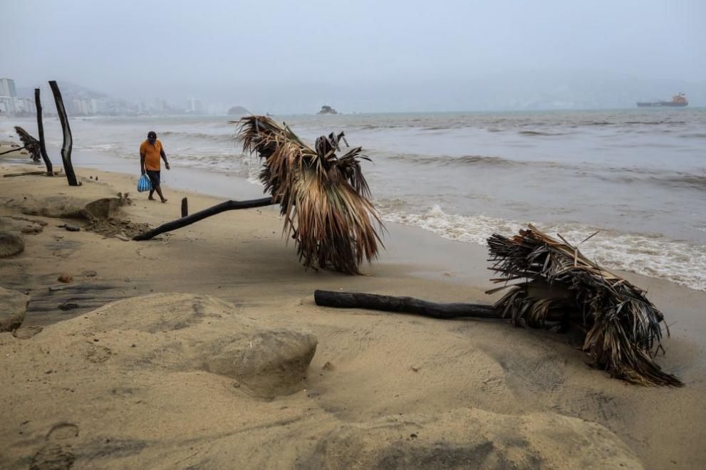 Ураганът Нора помете Мексико ВИДЕО