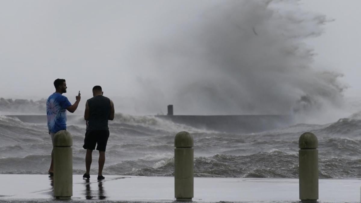 Страшни КАДРИ показват как ураганът Айда помита бреговете на Луизиана