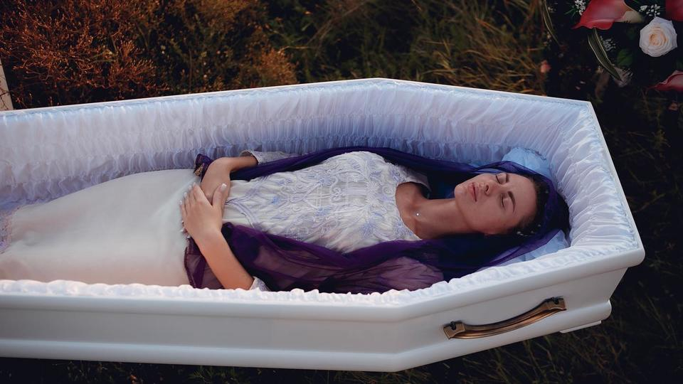 Моден писък: Красавици в ковчези показаха дрехи за покойнички СНИМКИ