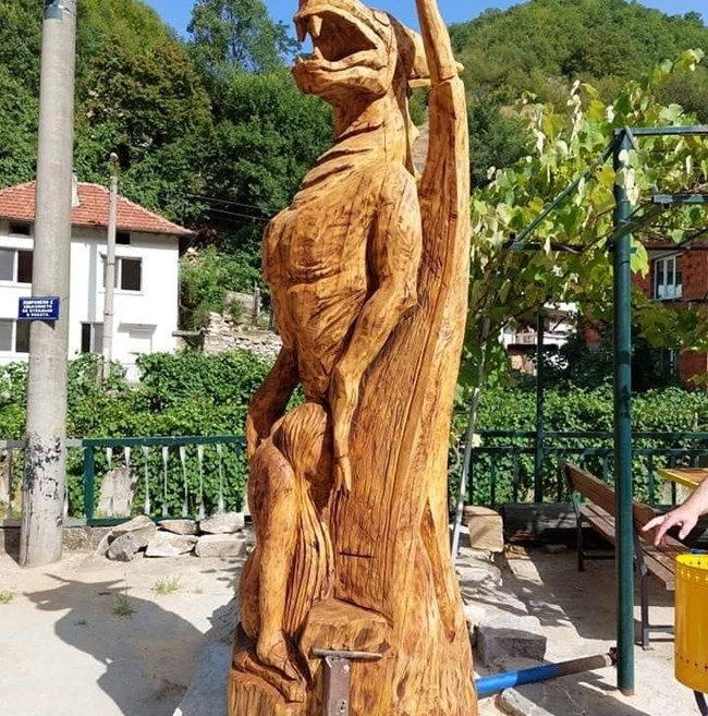 Неприлична скулптура на змей и мома в Пиринско нажежи мрежата СНИМКИ 18+ 