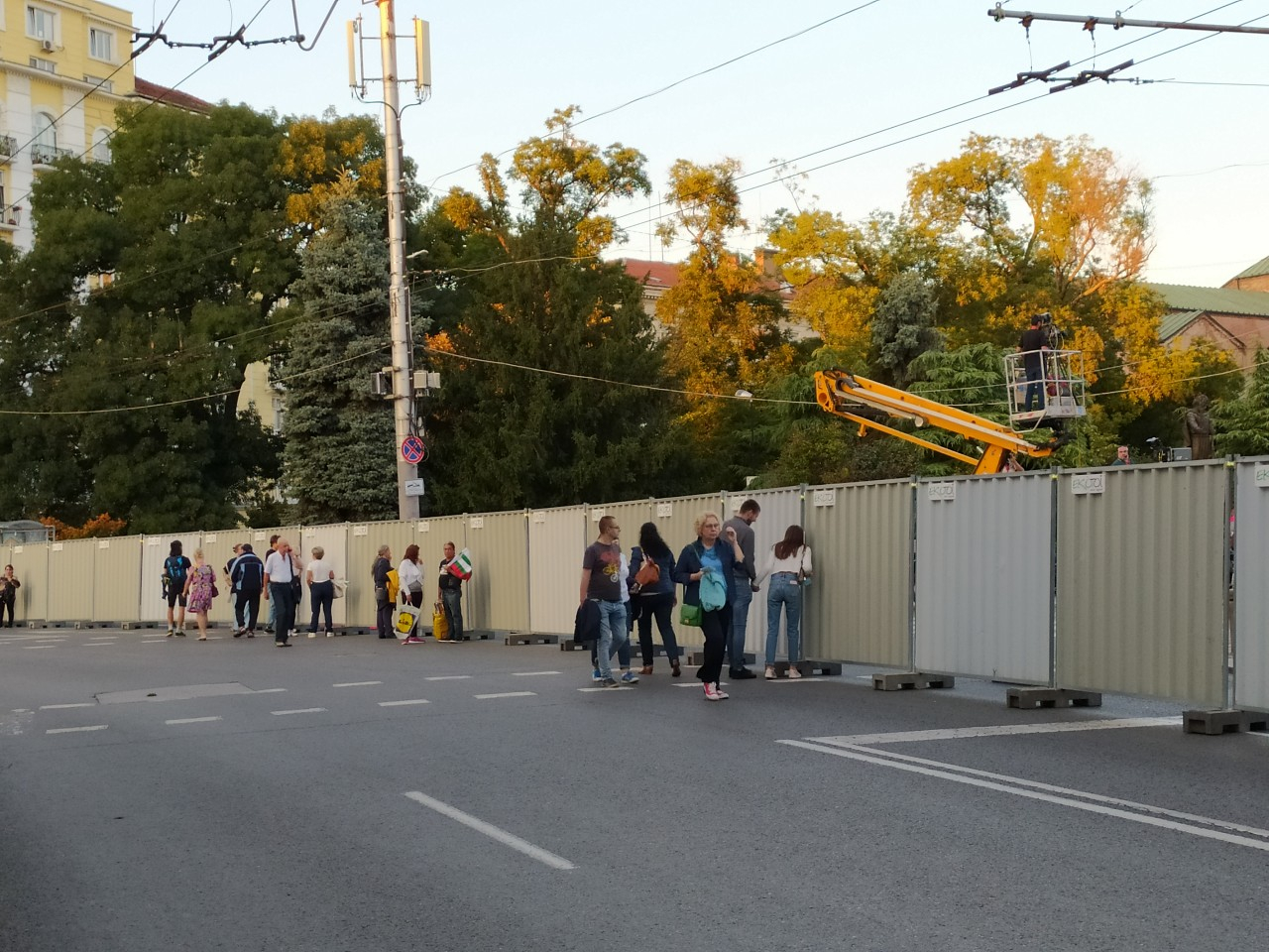 Билетите за Соня Йончева и Пласидо Доминго свършиха, тълпата продължава да расте СНИМКИ 